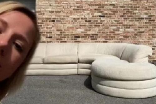 Người phụ nữ tiếc hùi hụi vì phát hiện bán hớ chiếc sofa có giá trị 'siêu khủng'