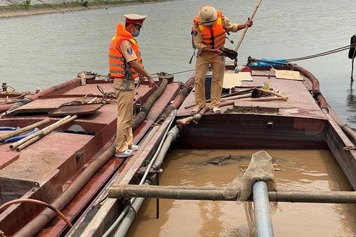Bắt quả tang nhóm đối tượng khai thác cát trái phép trên sông Đáy
