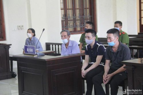 Cha con, chú cháu cùng nhau lĩnh án vì tội đánh người