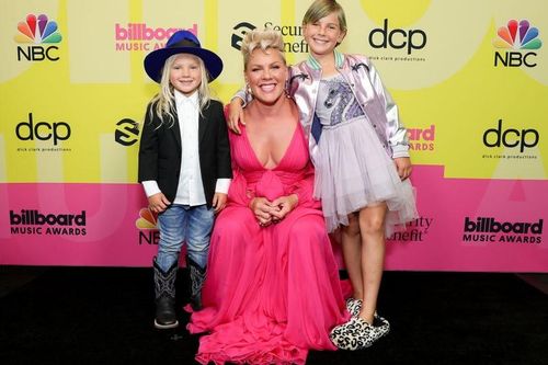Thảm đỏ rực rỡ muôn sắc màu tại Billboard Music Awards