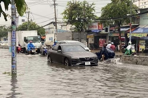 Nhiều khu vực ở Thành phố Hồ Chí Minh ngập nặng do mưa lớn