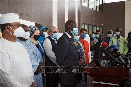 Mali: Tổng thống và Thủ tướng bị giữ tại một doanh trại quân đội