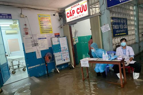 Bệnh nhân, cán bộ y tế Bệnh viện Đa khoa khu vực Hóc Môn lội bì bõm trong nước ngập sau mưa
