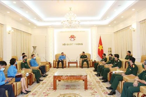 Trao 2 tỷ đồng hỗ trợ Ban Chỉ đạo phòng, chống dịch COVID-19 Bộ Quốc phòng