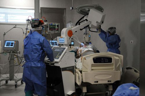 Bốn quốc gia, vùng lãnh thổ đang đối phó với số ca mắc COVID-19 kỉ lục