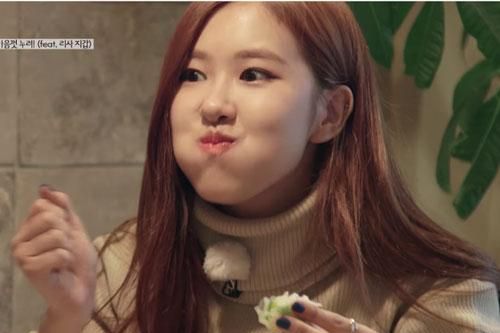 CLIP: Những idol Hàn Quốc 'đổ gục' trước món ăn đường phố Việt Nam