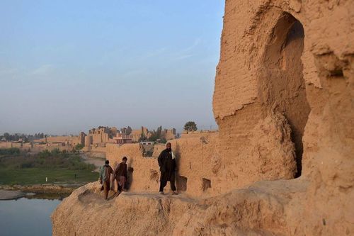 Mất nhà cửa do Taliban, dân Afghanistan đổ dồn tới tàn tích thành cổ để sinh sống
