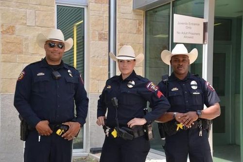 Thống đốc Texas thông báo về 'hành động lớn' chống việc các thành phố cố gắng giải tán cảnh sát