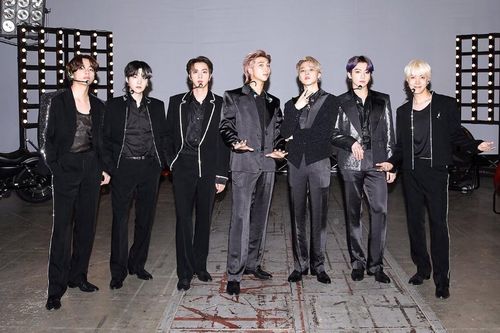 Knet nổi cả da gà sau màn trình diễn 'Butter' của BTS tại BBMAs 2021