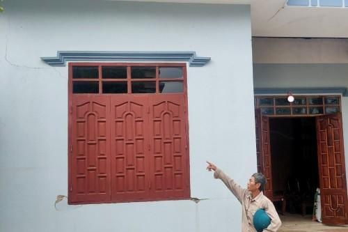 Quảng Bình: Khai thác cát rầm rộ, gây sụt lún kè sông, nứt nẻ nhà dân