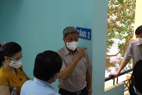 Lấy mẫu test nhanh thí điểm cho 200 công nhân tại Bắc Giang