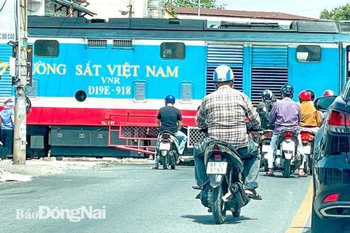 Dừng xe ngược chiều lúc chờ xe lửa qua
