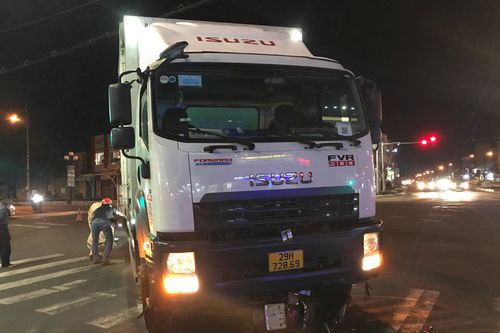 Pleiku: Xe máy lọt vào gầm xe tải, người đàn ông may mắn thoát nạn