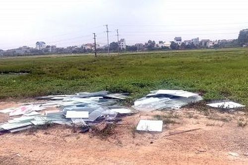 Đổ trộm hàng tấn kính vỡ ra Quốc lộ 32C