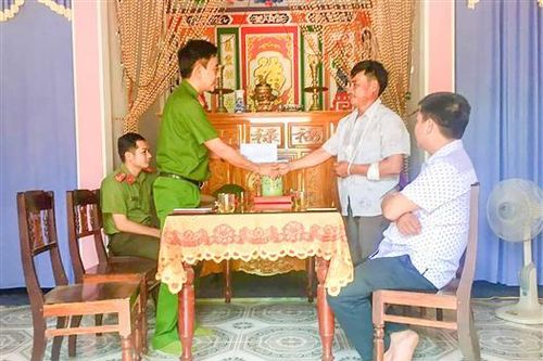 Thăm hỏi, động viên công an viên bị thương khi làm nhiệm vụ