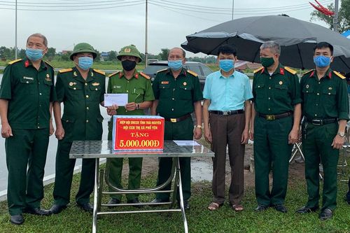 Thăm, tặng quà tại các chốt kiểm dịch