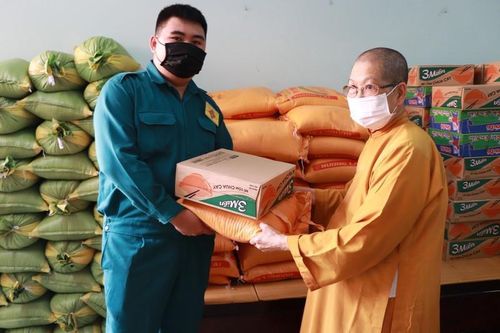 Tịnh xá Ngọc Phương tặng quà đến các vị phục vụ tại các phường ngày bầu cử