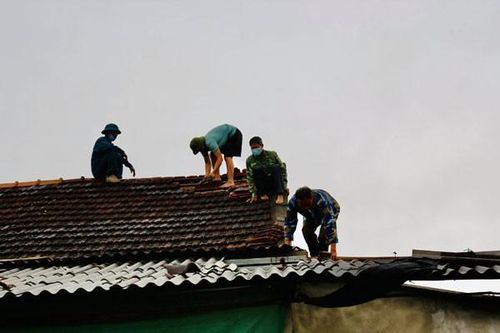 Lốc xoáy làm nhiều ngôi nhà tại xã vùng núi Hà Tĩnh bị tốc mái