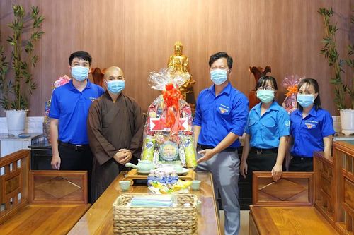 Bình Phước: Thăm, tặng quà các chùa và Phật tử khó khăn nhân dịp Đại lễ Phật đản