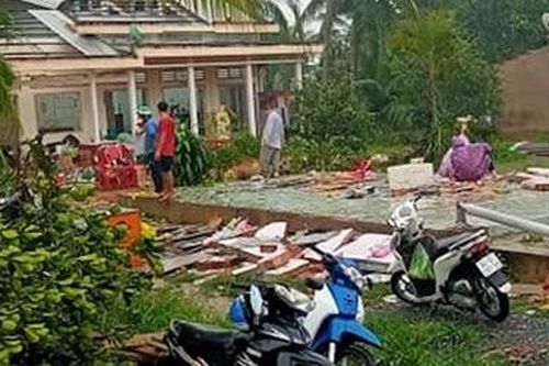 Giông lốc gây sập, tốc mái 24 căn nhà ở Vĩnh Long