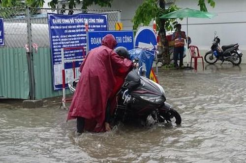 Mưa trắng trời ở Sài Gòn, đường sá 'biến' thành sông, xe chết máy hàng loạt