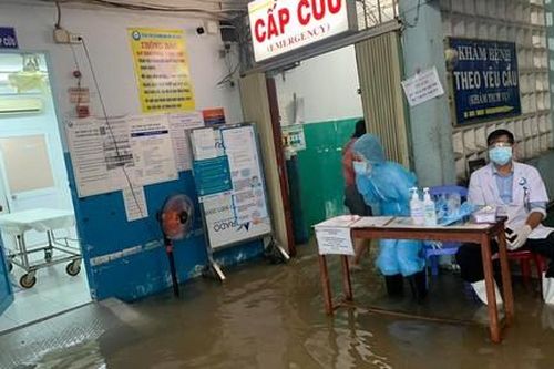 TPHCM: Mưa lớn gây ngập bệnh viện, bác sĩ đi ủng, mặc áo mưa khám bệnh