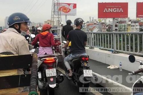 Thanh niên nhảy cầu Sài Gòn, để lại đôi dép ghi tên và địa chỉ nhà