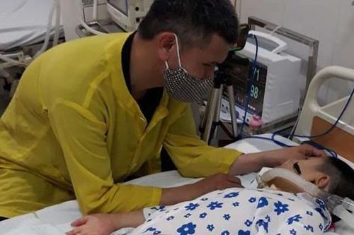 Người cha bỏ nhà xuống bệnh viện chạy xe ôm để chăm sóc con gái 4 năm nằm liệt