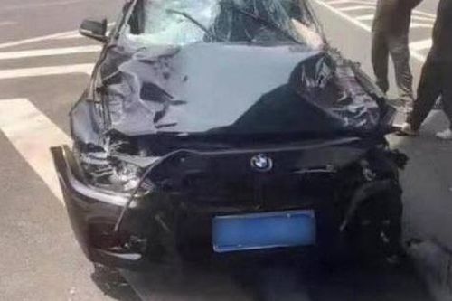 Lái xe tông chết 5 người đi bộ để trả thù xã hội