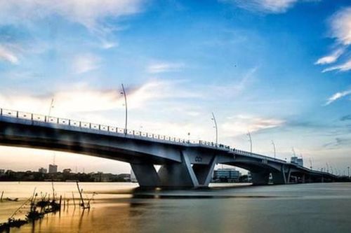 Thanh niên nhảy cầu Sài Gòn, để lại đôi dép ghi tên và địa chỉ nhà