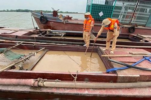 Ninh Bình: Bắt quả tang 4 thuyền hút trộm cát
