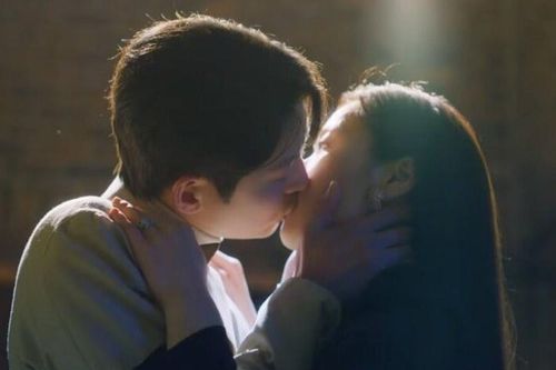 Song Joong Ki nhắc đến nụ hôn gây tranh cãi ở 'Vincenzo'