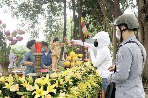 Đại lễ Phật đản: Người dân vái vọng, tắm tượng phật ngoài cổng chùa