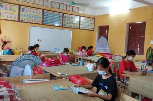 Bắc Giang: Học sinh miệt mài ôn thi trong khu cách ly