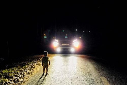 Tìm người thân cho cháu bé bị lạc lúc 1 giờ sáng, nam thanh niên được tặng bằng khen