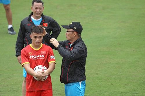 Hoàng Anh thừa nhận chưa đủ trình độ so với Hùng Dũng