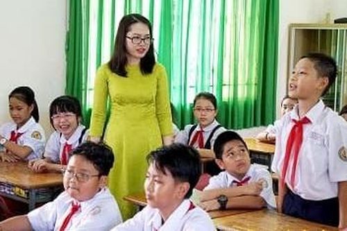 Giáo viên hợp đồng có được hưởng lương dạy thêm giờ?