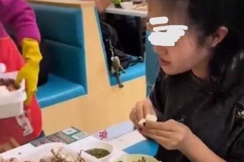 Đi ăn buffet hải sản, cô gái vô tư đánh chén tận 100 con bào ngư