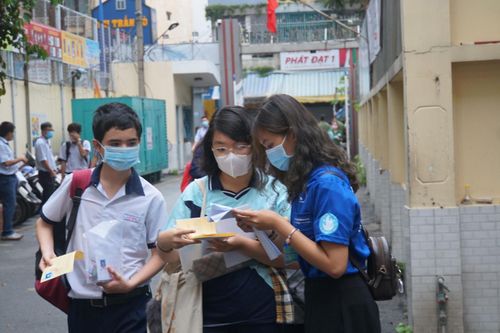 TP.HCM: Thí sinh đeo khẩu trang đi thi vào lớp 10 Trường Phổ thông Năng khiếu