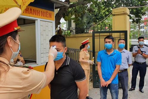Hà Nội: CSGT xử phạt 39 trường hợp không đeo khẩu trang khi ra đường
