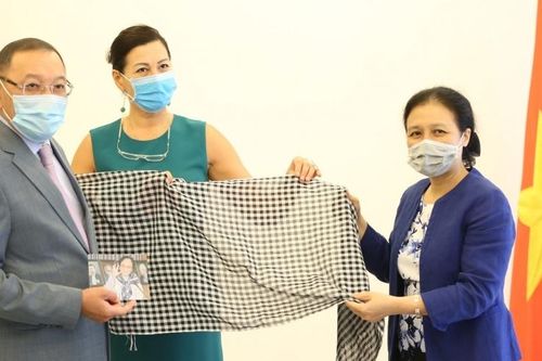 Việt Nam ủng hộ dự án nghệ thuật quốc tế Khăn của mẹ