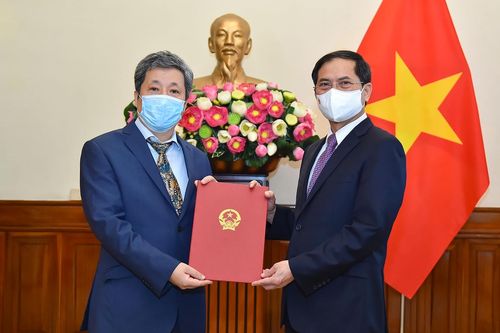 Bộ trưởng Ngoại giao Bùi Thanh Sơn trao quyết định bổ nhiệm Vụ trưởng Vụ châu Âu