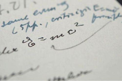 Bức thư đặc biệt của Albert Einstein viết lại một công thức nổi tiếng được bán với giá 1,2 triệu USD