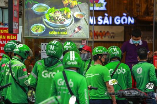 Hà Nội: Nhu cầu đặt đồ ăn online tăng vọt, các shipper kiếm nửa triệu mỗi ngày