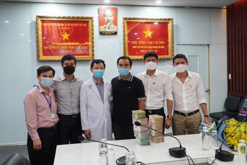 Quyền Linh ủng hộ 2 tỷ đồng đến bệnh viện chống dịch Covid-19