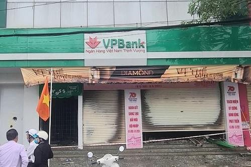'Bà hỏa' ghé ngân hàng lúc rạng sáng