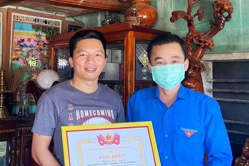 Tặng bằng khen tài xế gọi cửa từng nhà tìm bố mẹ cháu bé đi lạc giữa đêm