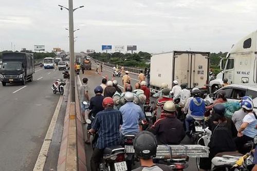 Tai nạn liên hoàn trên cầu Cần Thơ, kẹt xe kéo dài hàng cây số