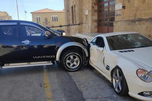 Viên cảnh sát đâm nát xe Mercedes của sếp vì mâu thuẫn công việc