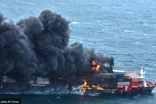 Tàu container Singapore chở a-xít cháy nổ ngùn ngụt giữa biển